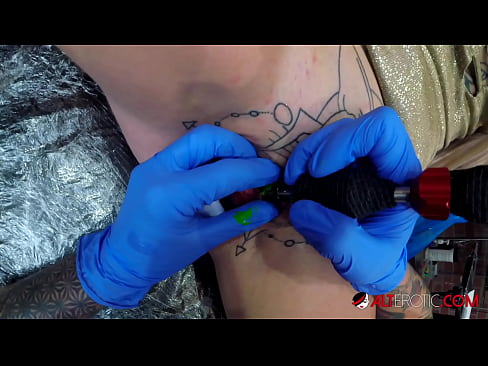 ❤️ Sully Savage mai tsananin jarfa ta yi tattoo a kan kwarin ta ️ Batsa na Gida ❌❤